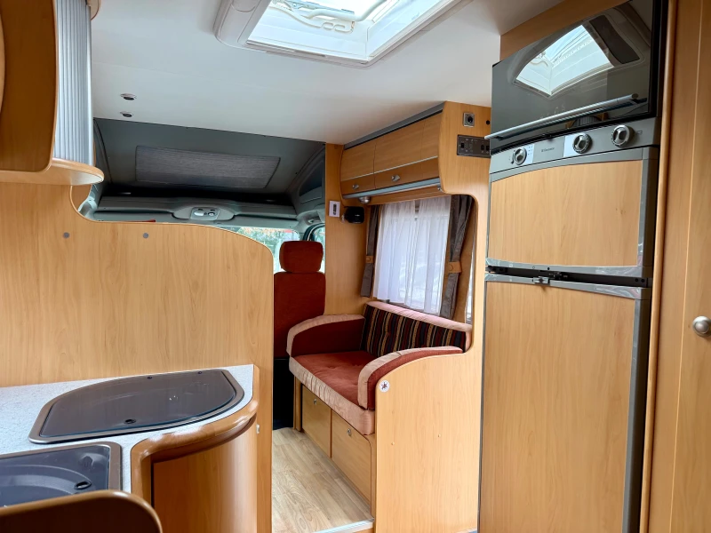 Кемпер Renault Master 🇨🇭, снимка 13 - Каравани и кемпери - 52705449