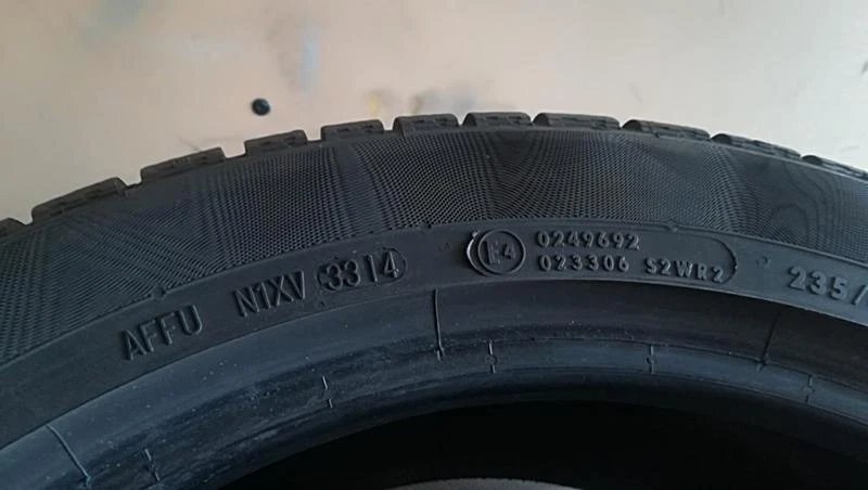 Гуми Зимни 235/45R18, снимка 8 - Гуми и джанти - 25566382