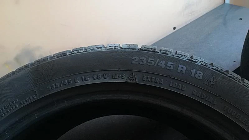 Гуми Зимни 235/45R18, снимка 7 - Гуми и джанти - 25566382