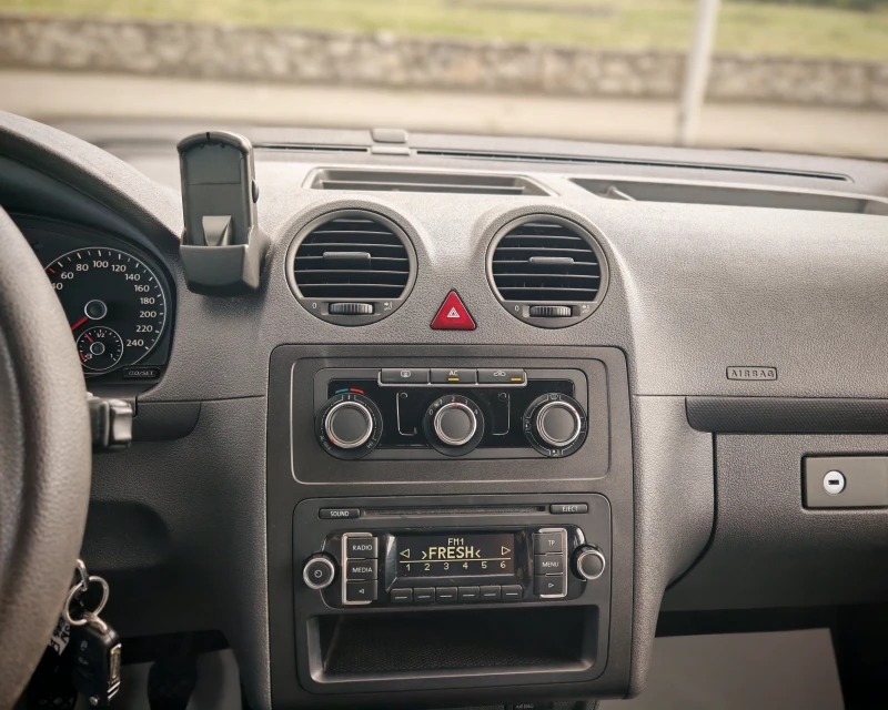 VW Caddy MAXI фабрична газ, снимка 12 - Автомобили и джипове - 51091493