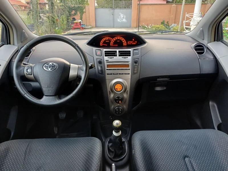 Toyota Yaris 1.0, снимка 9 - Автомобили и джипове - 52635100