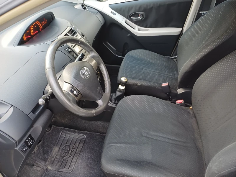 Toyota Yaris 1.0, снимка 13 - Автомобили и джипове - 52635100