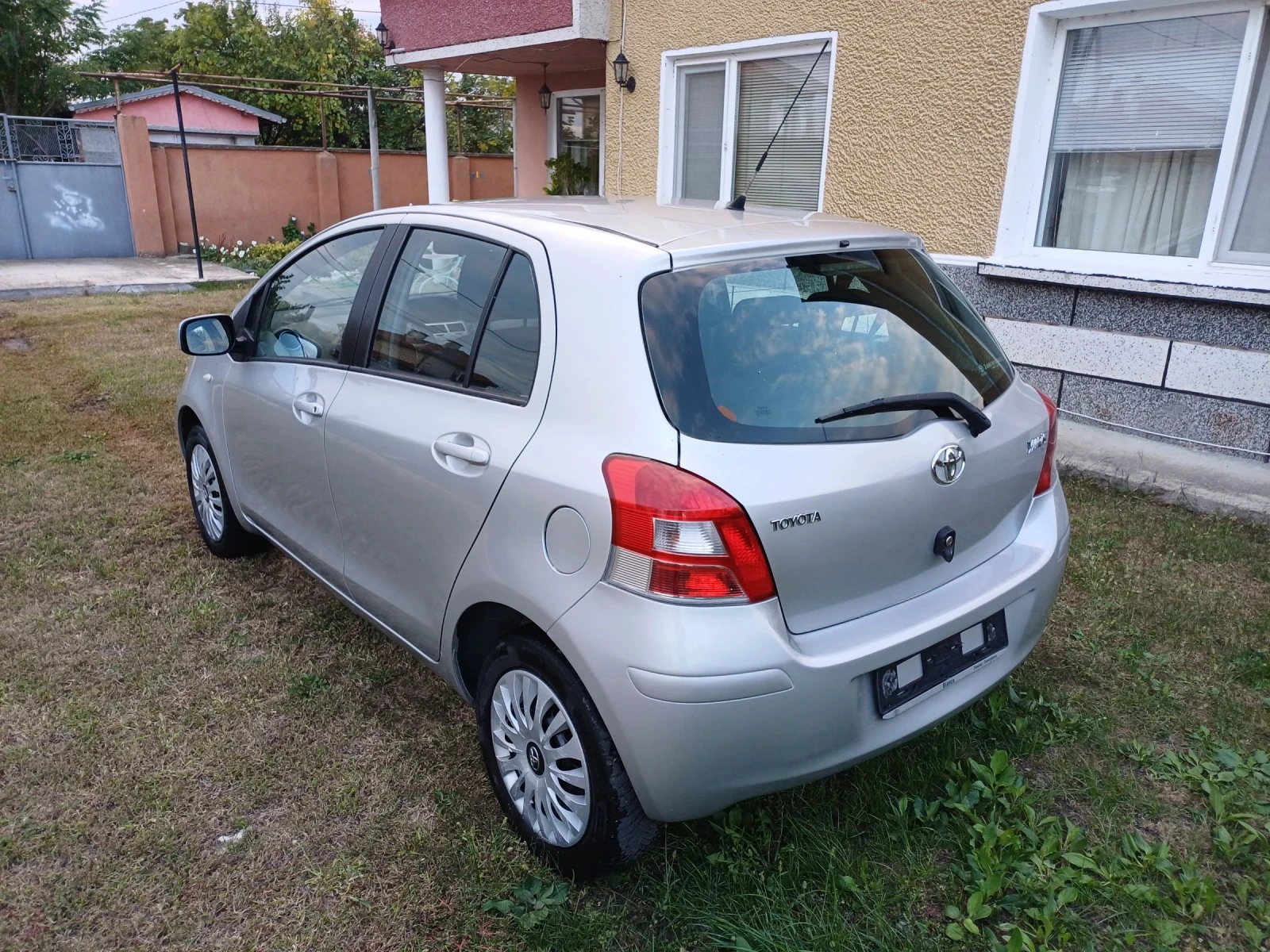 Toyota Yaris 1.0 - изображение 4