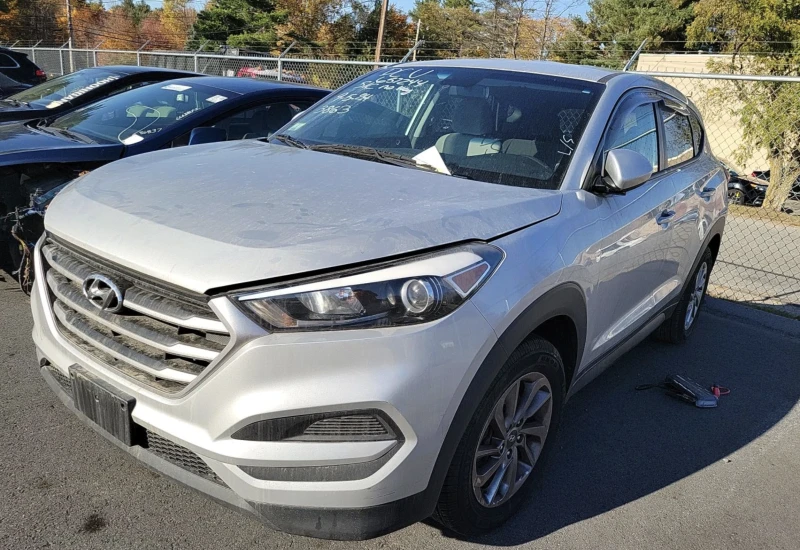 Hyundai Tucson SE, снимка 2 - Автомобили и джипове - 48366967