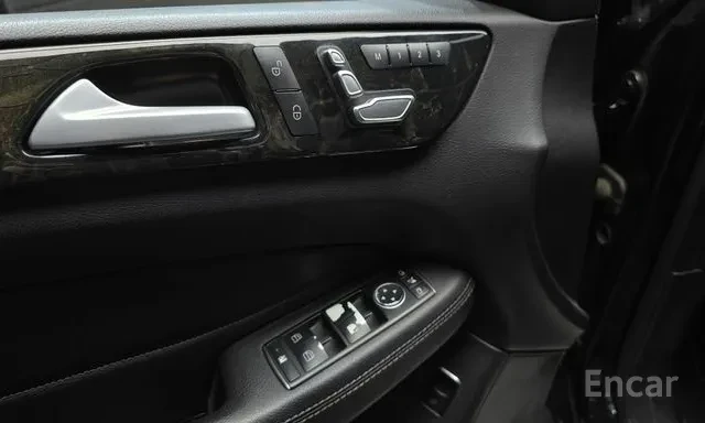 Mercedes-Benz GLE 350 4MATIC / AMG ПАКЕТ / ПАНОРАМА / ЛИЗИНГ, снимка 13 - Автомобили и джипове - 55226340