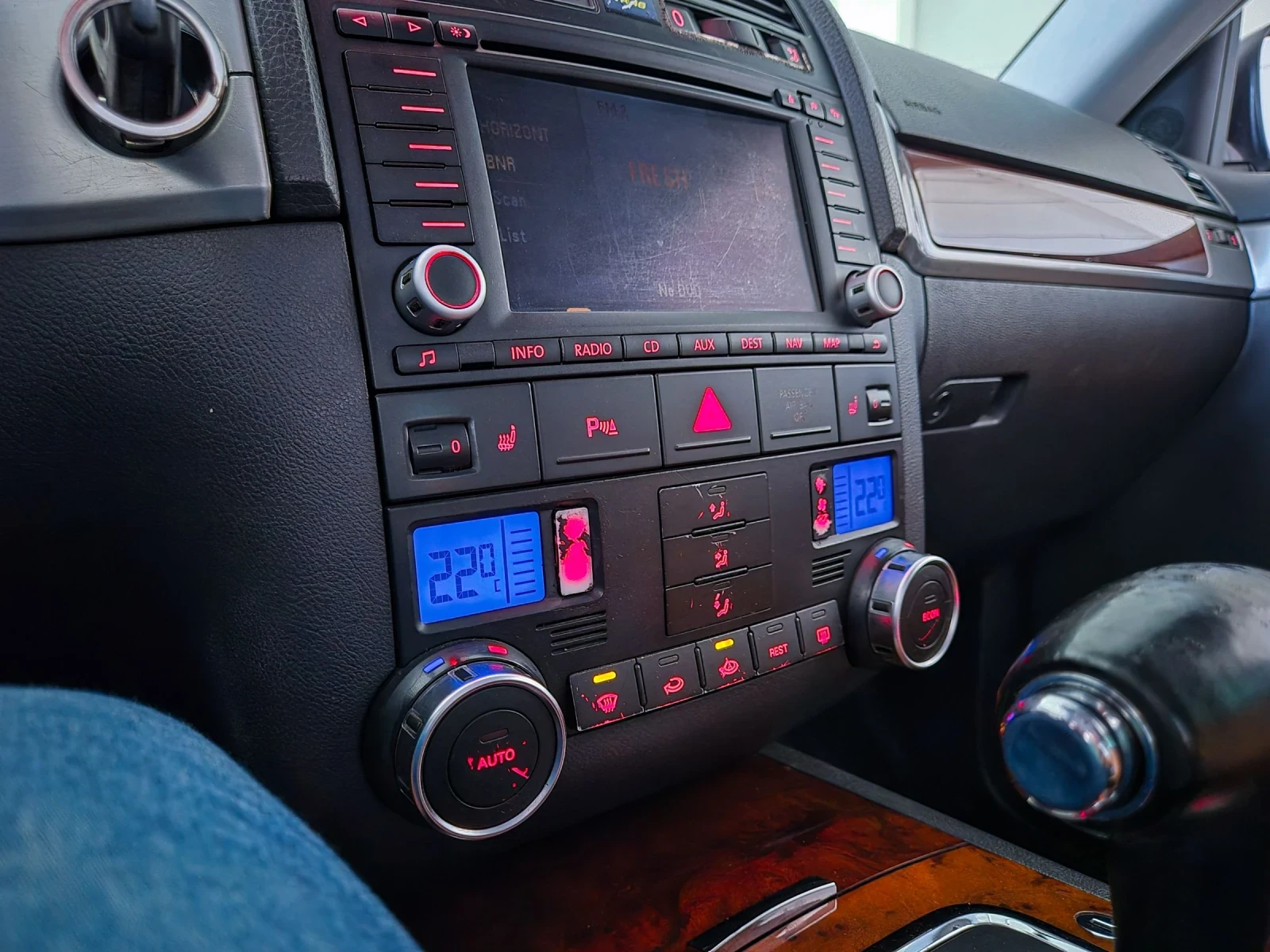 VW Touareg 3.0 TDI / V6 / Автоматик / Въздушно - изображение 5