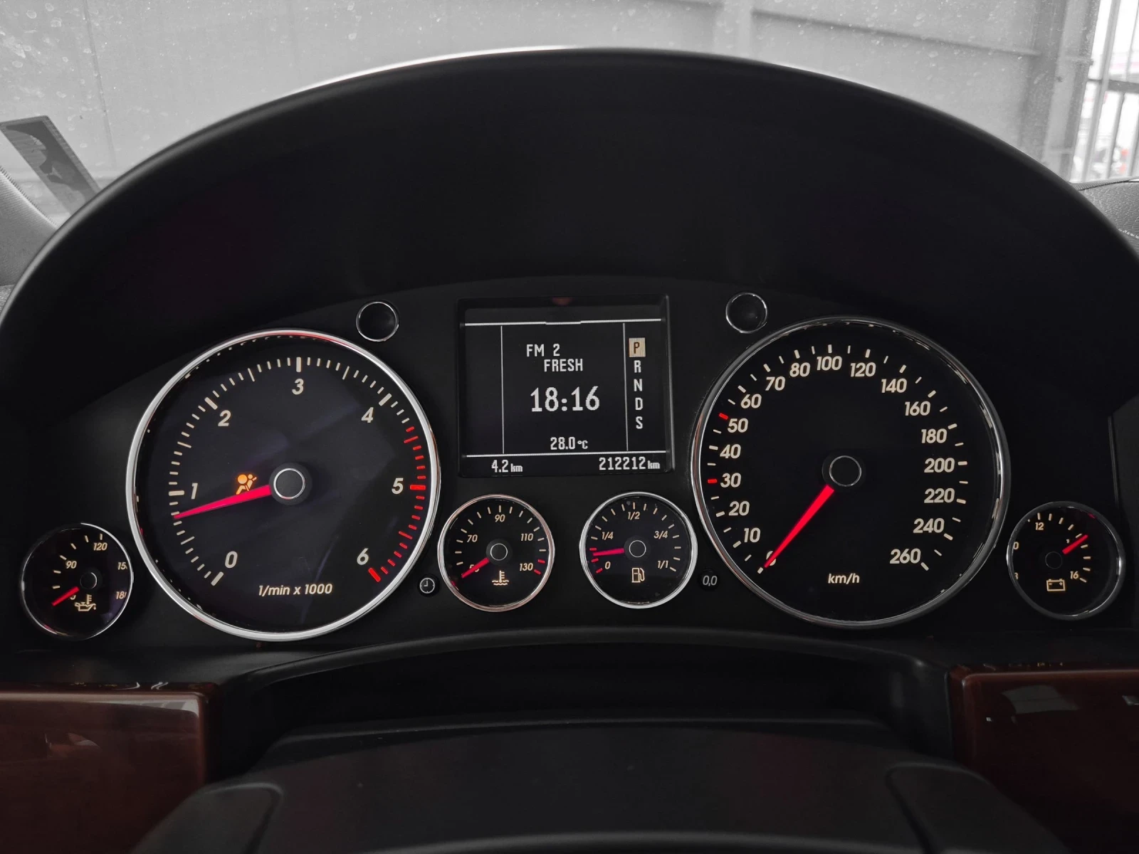 VW Touareg 3.0 TDI / V6 / Автоматик / Въздушно - изображение 7