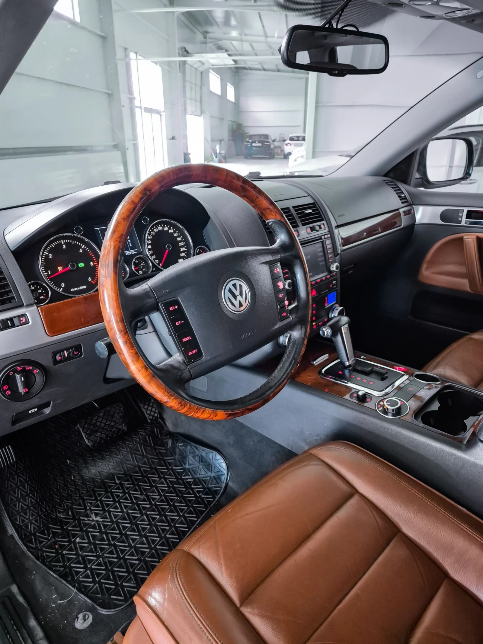 VW Touareg 3.0 TDI / V6 / Автоматик / Въздушно - изображение 6