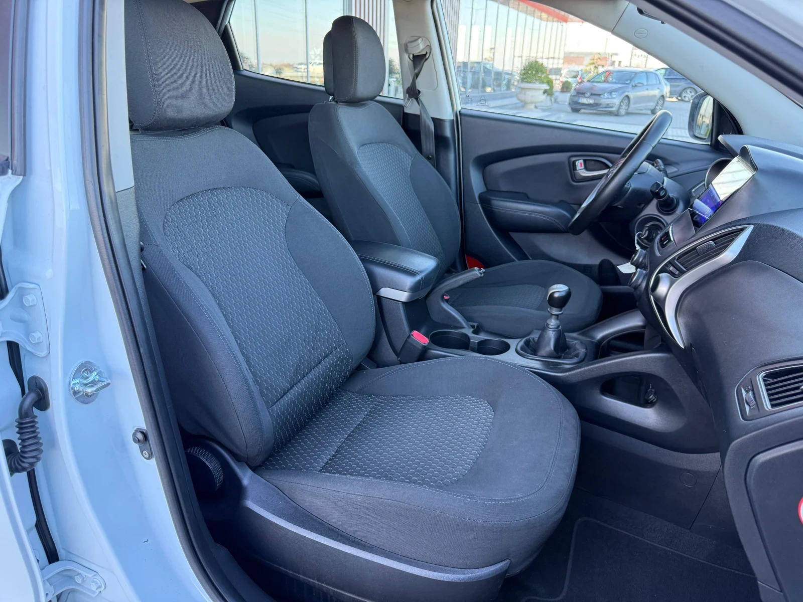 Hyundai IX35 2.0 CRDi / NAVI / CAMERA / TEMPOMAT / FULL SERVICE, снимка 12 - Автомобили и джипове - 53817580