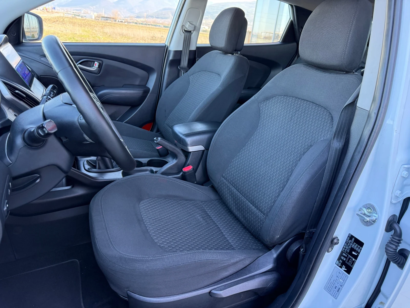 Hyundai IX35 2.0 CRDi / NAVI / CAMERA / TEMPOMAT / FULL SERVICE, снимка 11 - Автомобили и джипове - 53817580