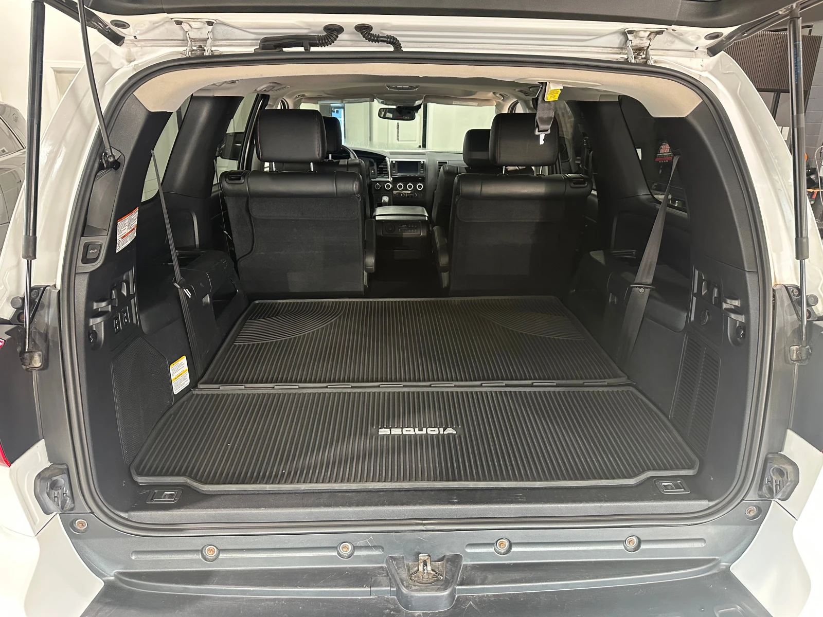 Toyota Sequoia * SR5 * АВТОКРЕДИТ БЕЗ ПЪРВОНАЧАЛНА ВНОСКА* , снимка 11 - Автомобили и джипове - 55969596