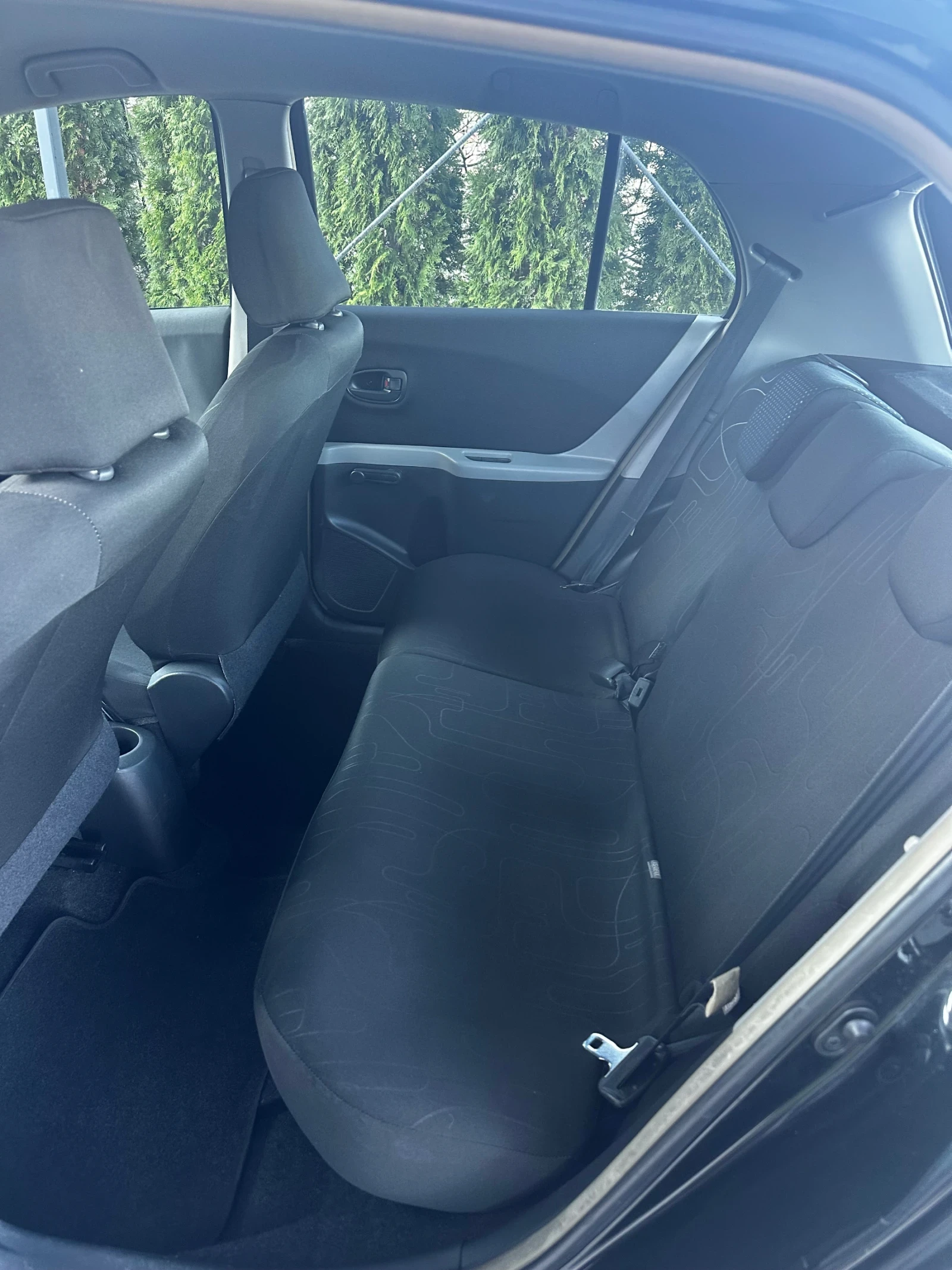 Toyota Yaris 1.0i* FACE* 4 ВРАТИ* КЛИМАТИК, снимка 9 - Автомобили и джипове - 50443426