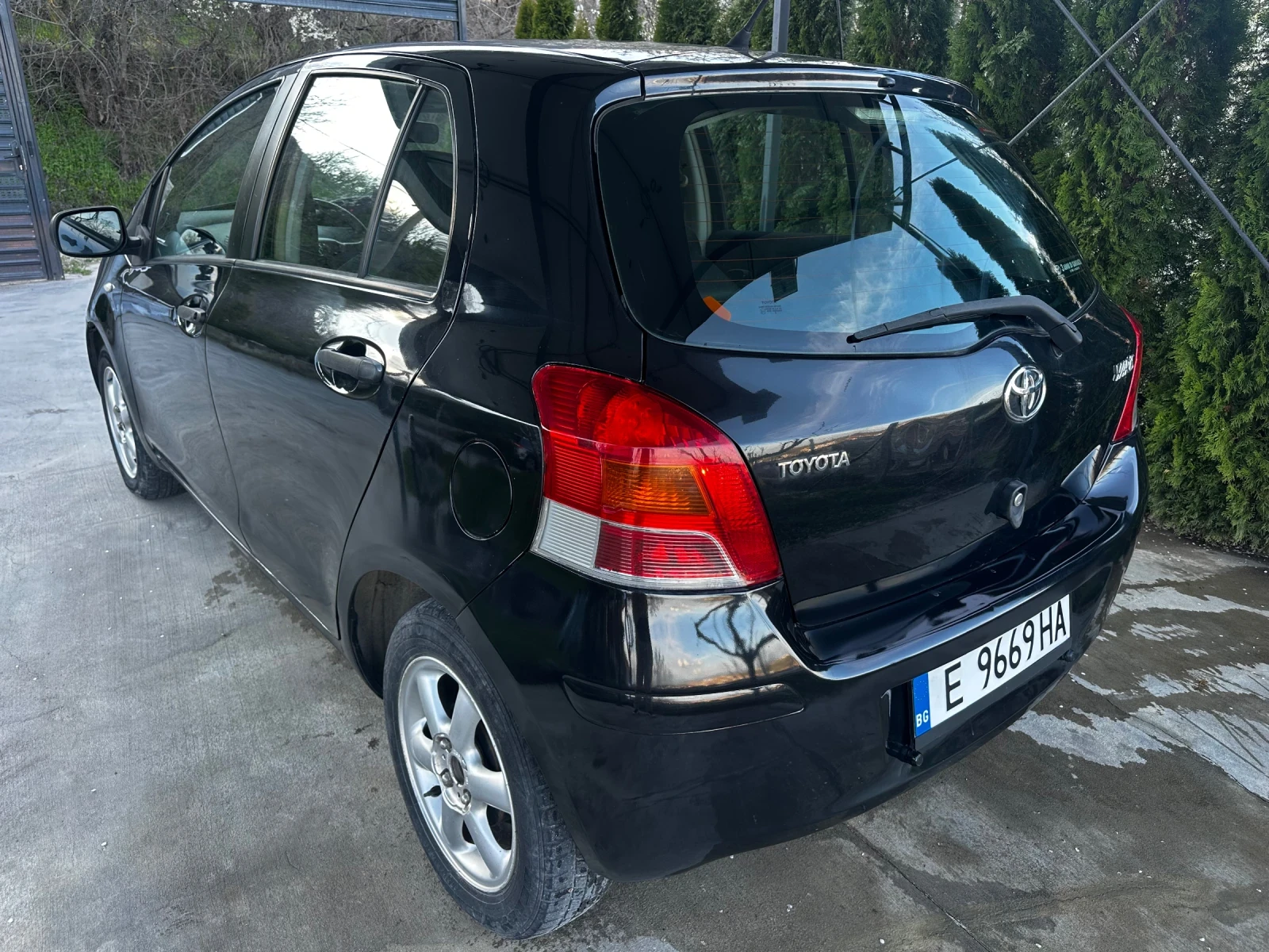 Toyota Yaris 1.0i* FACE* 4 ВРАТИ* КЛИМАТИК, снимка 6 - Автомобили и джипове - 50443426