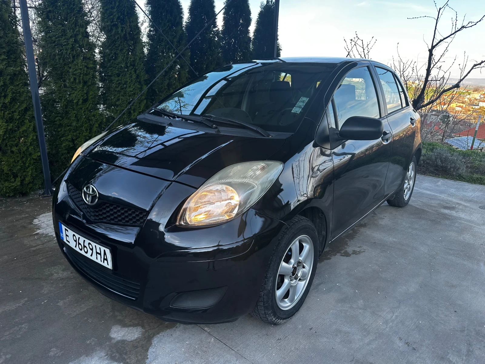 Toyota Yaris 1.0i* FACE* 4 ВРАТИ* КЛИМАТИК, снимка 3 - Автомобили и джипове - 50443426