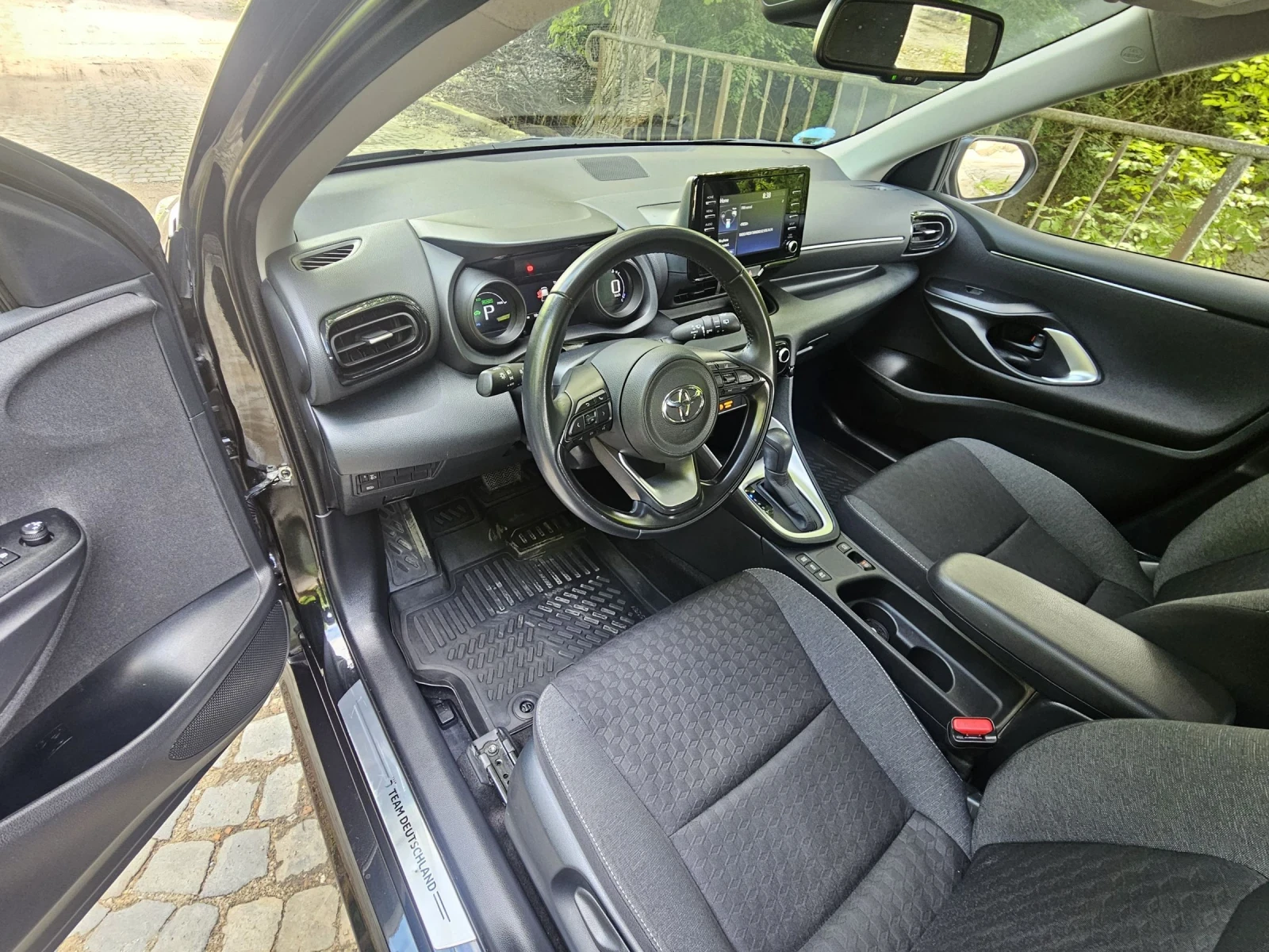 Toyota Yaris 1.5i - VVT-iE Hybrid, снимка 10 - Автомобили и джипове - 54905677