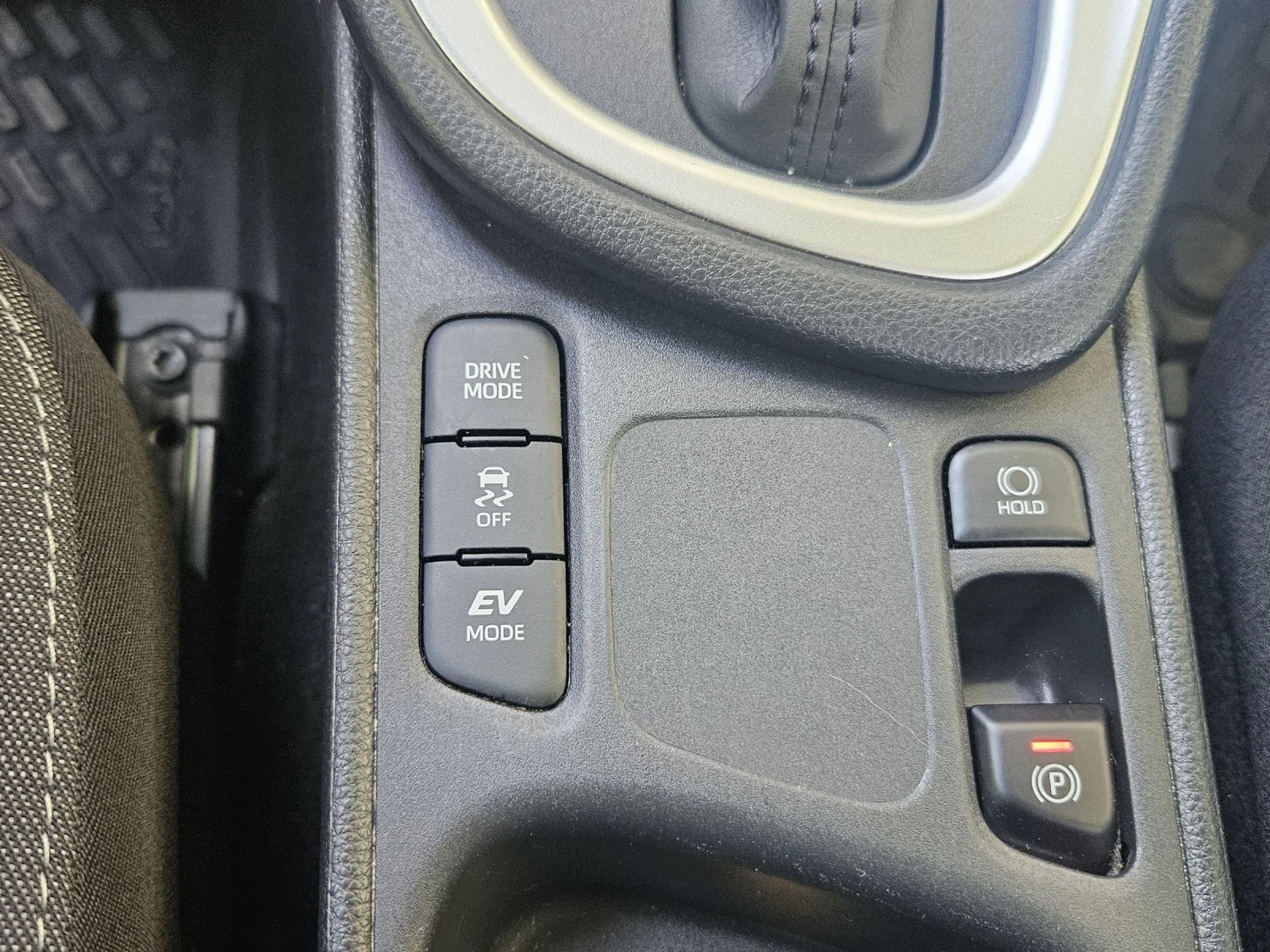 Toyota Yaris 1.5i - VVT-iE Hybrid, снимка 16 - Автомобили и джипове - 54905677