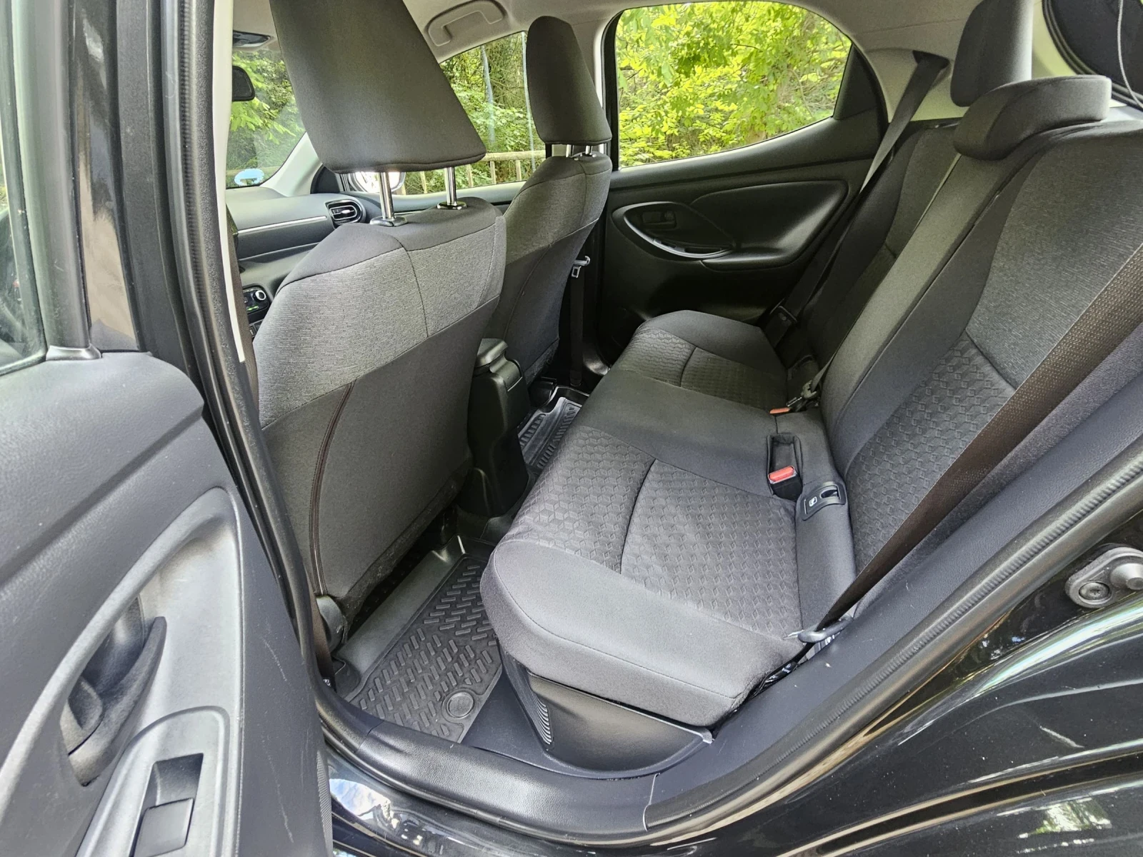 Toyota Yaris 1.5i - VVT-iE Hybrid, снимка 9 - Автомобили и джипове - 54905677
