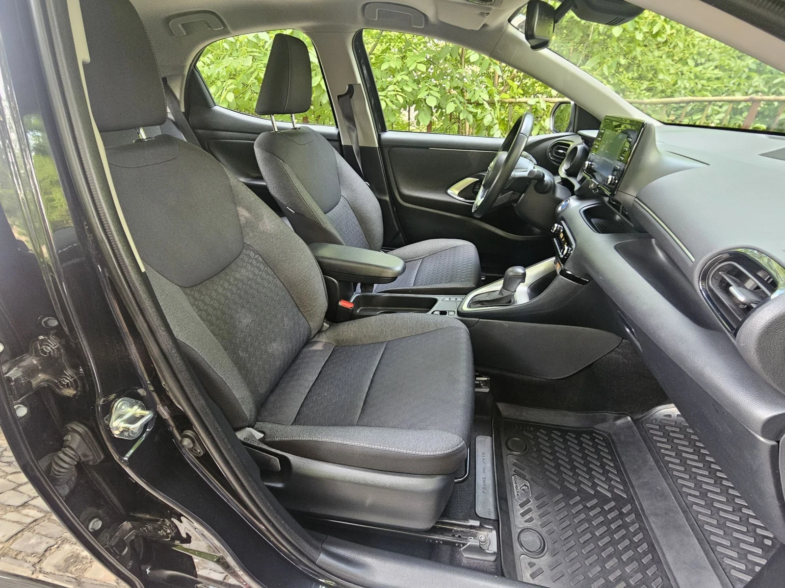 Toyota Yaris 1.5i - VVT-iE Hybrid, снимка 7 - Автомобили и джипове - 54905677