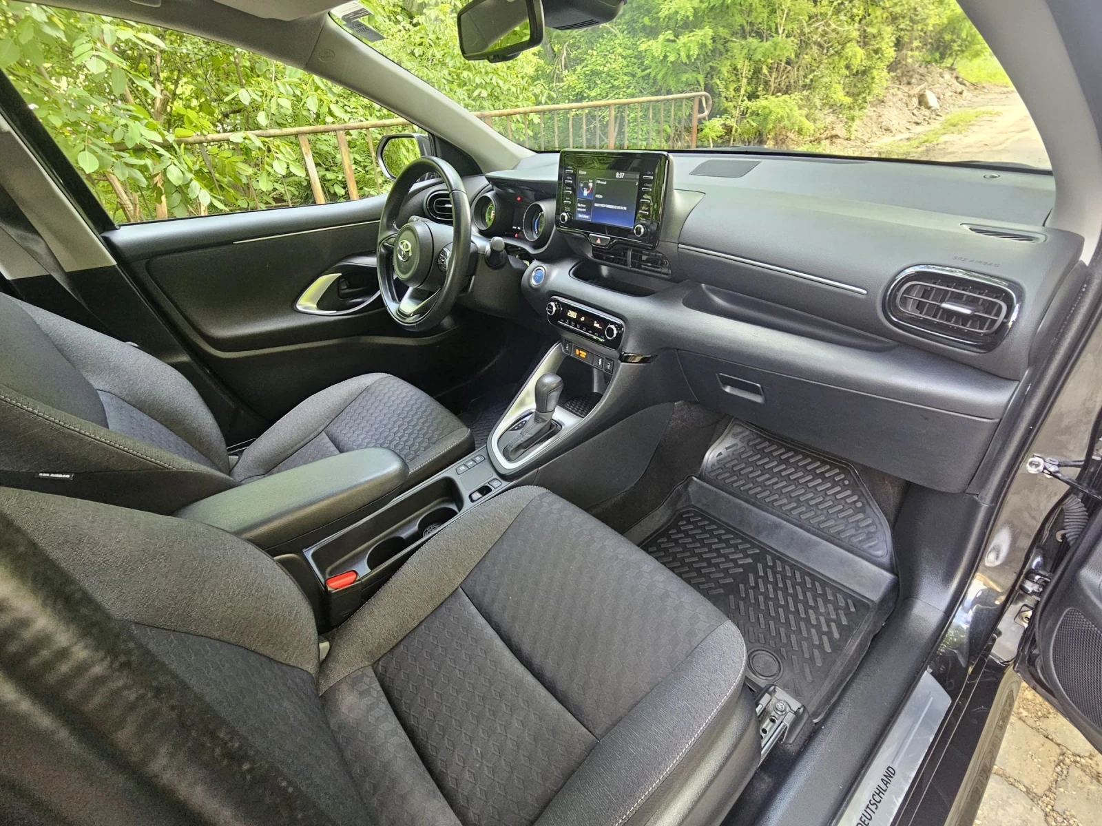 Toyota Yaris 1.5i - VVT-iE Hybrid, снимка 8 - Автомобили и джипове - 54905677