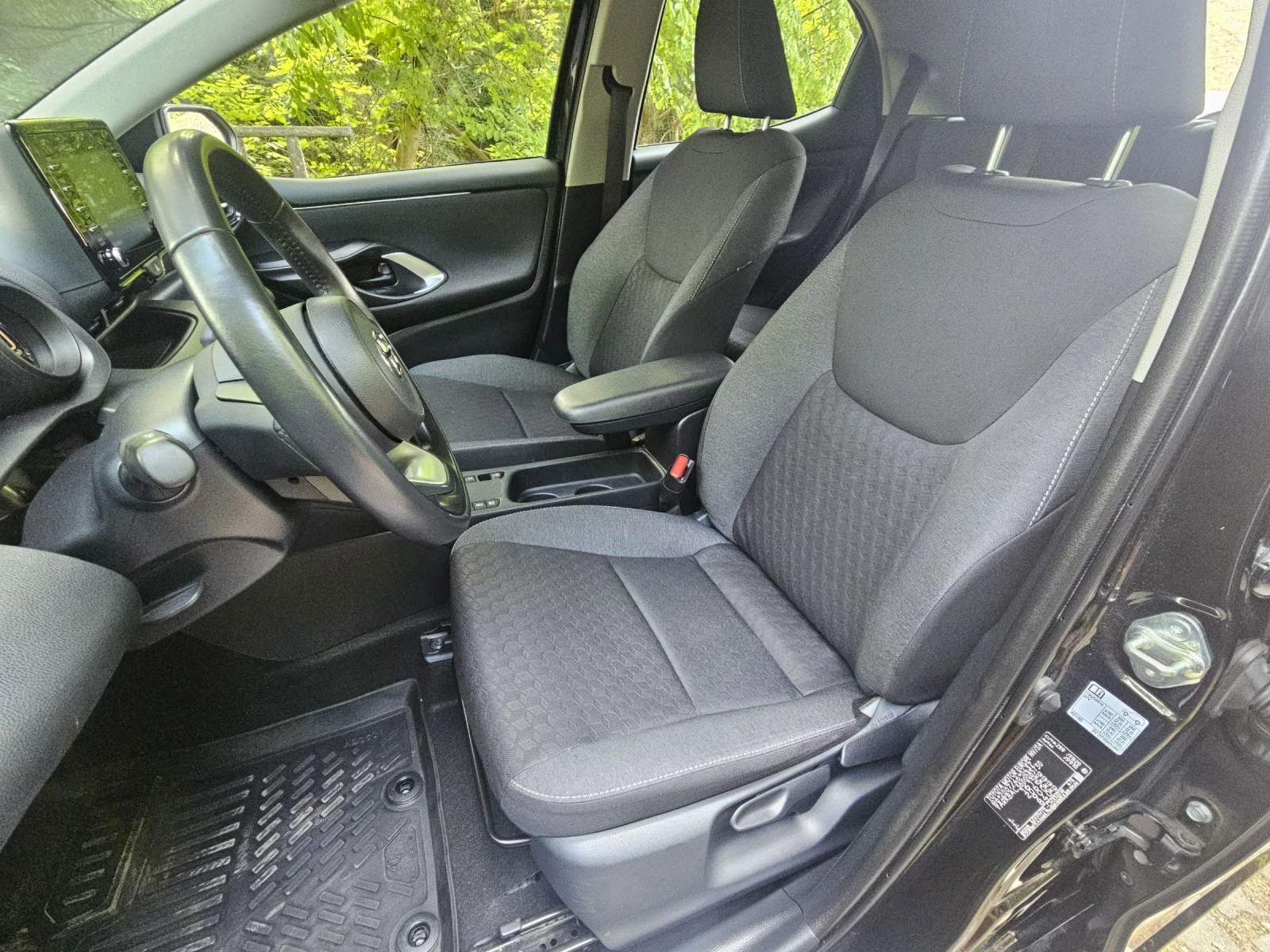 Toyota Yaris 1.5i - VVT-iE Hybrid, снимка 11 - Автомобили и джипове - 54905677