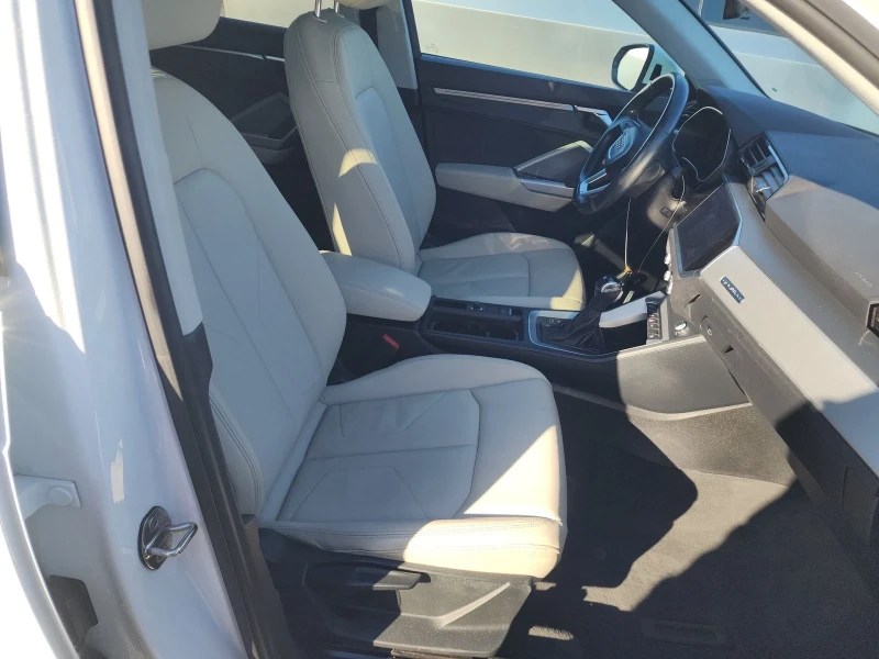 Audi Q3 2.0T Premium, снимка 8 - Автомобили и джипове - 52664457