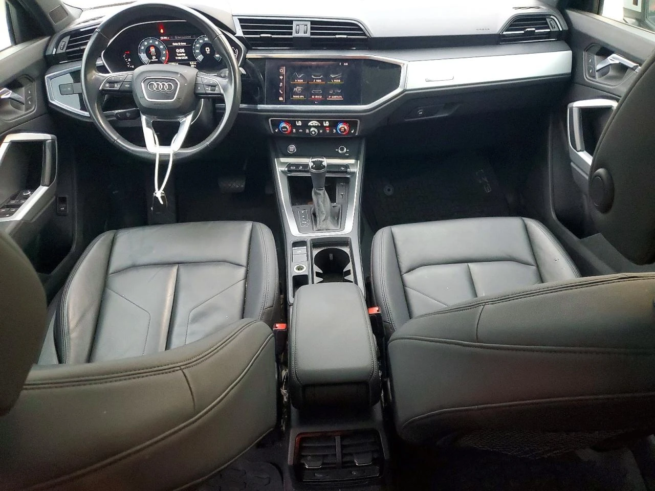 Audi Q3 2.0l Premium, снимка 8 - Автомобили и джипове - 56349477