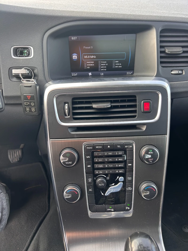 Volvo V60 1.6i NAVI EURO 5, снимка 12 - Автомобили и джипове - 52064946