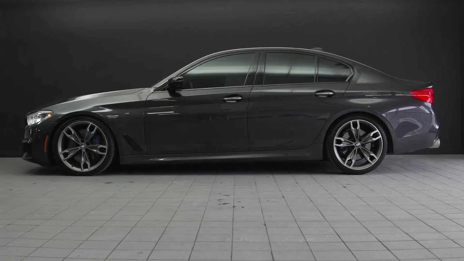BMW 550 M xDrive ЦЕНА ДО БЪЛГАРИЯ АВТОКРЕДИТ, снимка 2 - Автомобили и джипове - 55772196