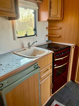 Каравана Avondale Rialto 480-2, снимка 10 - Каравани и кемпери - 53679479