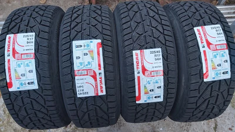 Гуми Зимни 225/45R17, снимка 1 - Гуми и джанти - 27313219