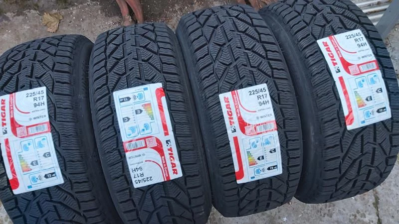 Гуми Зимни 225/45R17, снимка 2 - Гуми и джанти - 27313219