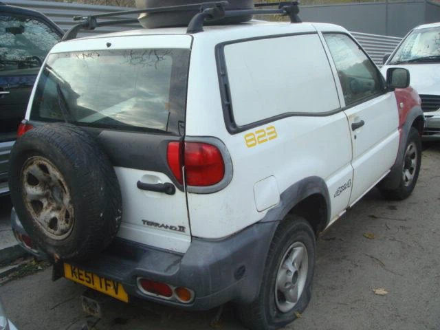 Nissan Terrano 2.4i, снимка 3 - Автомобили и джипове - 46834403