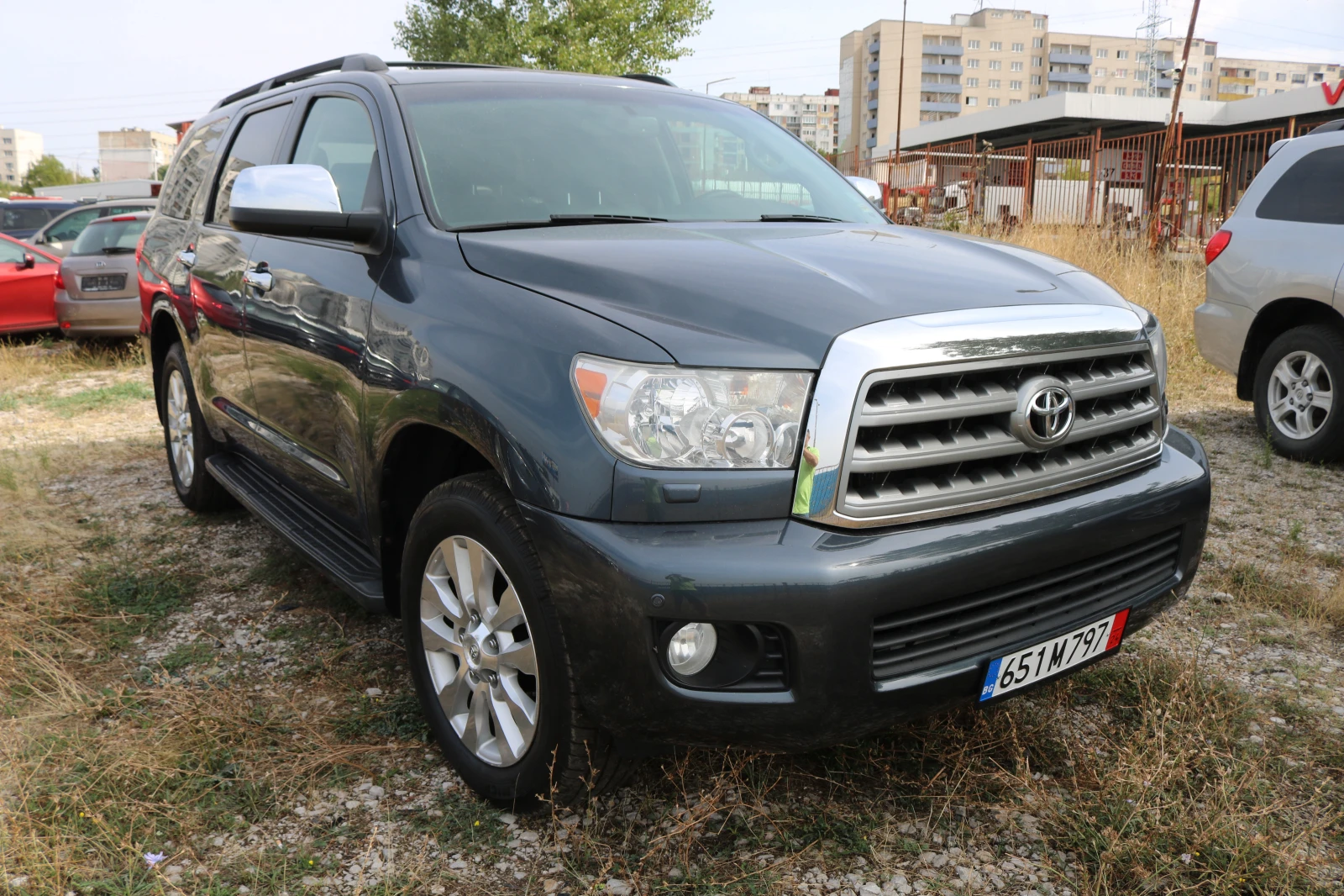 Toyota Sequoia Platinum 5.7 V8 4x4 - изображение 2