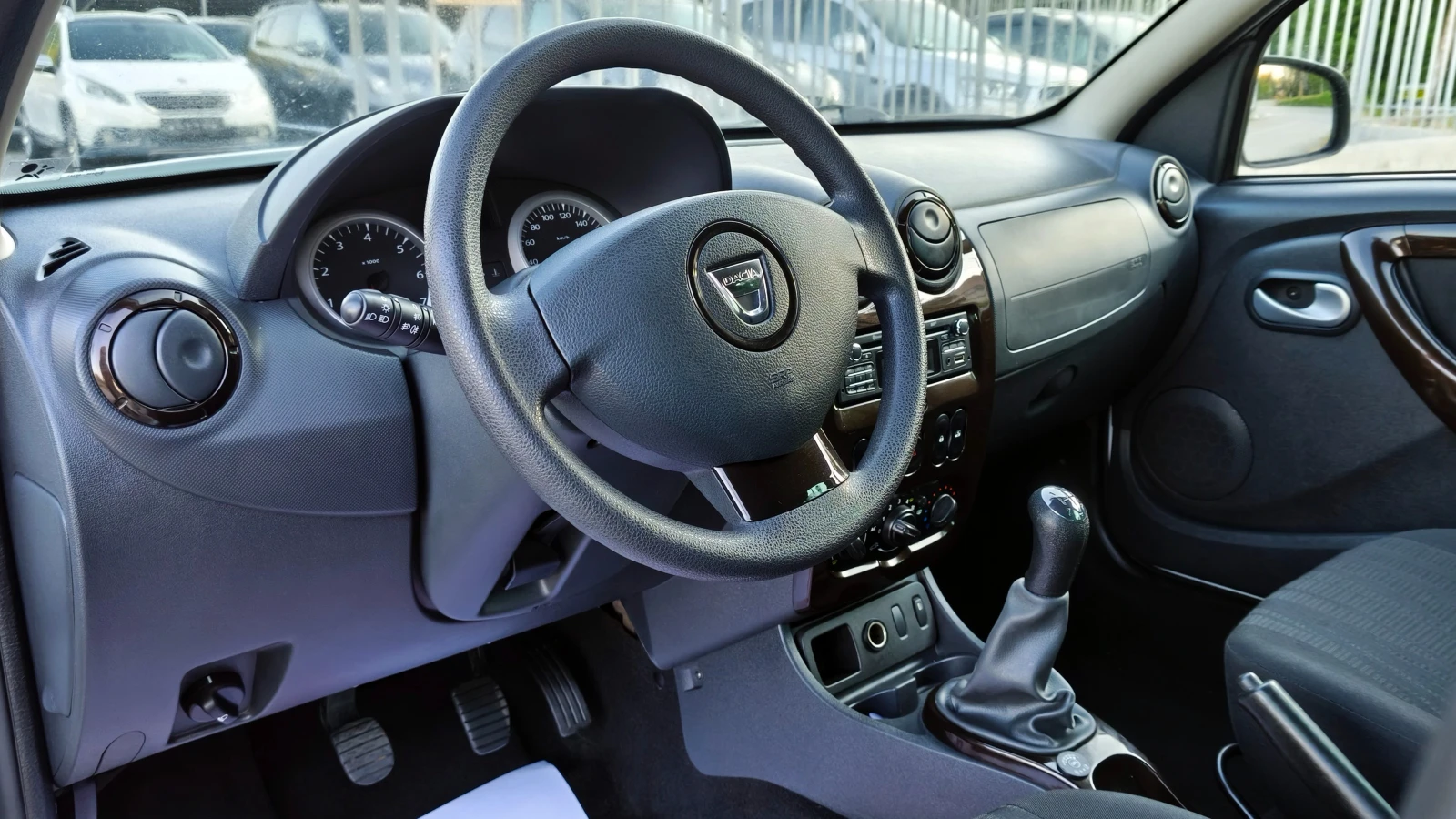 Dacia Duster 1.6i LPG , снимка 9 - Автомобили и джипове - 54443196