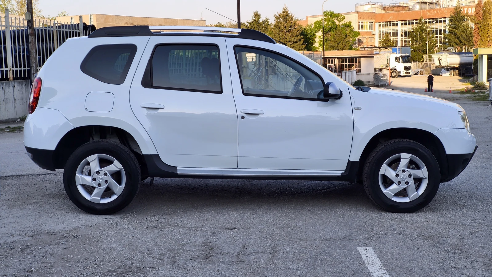 Dacia Duster 1.6i LPG , снимка 6 - Автомобили и джипове - 54443196