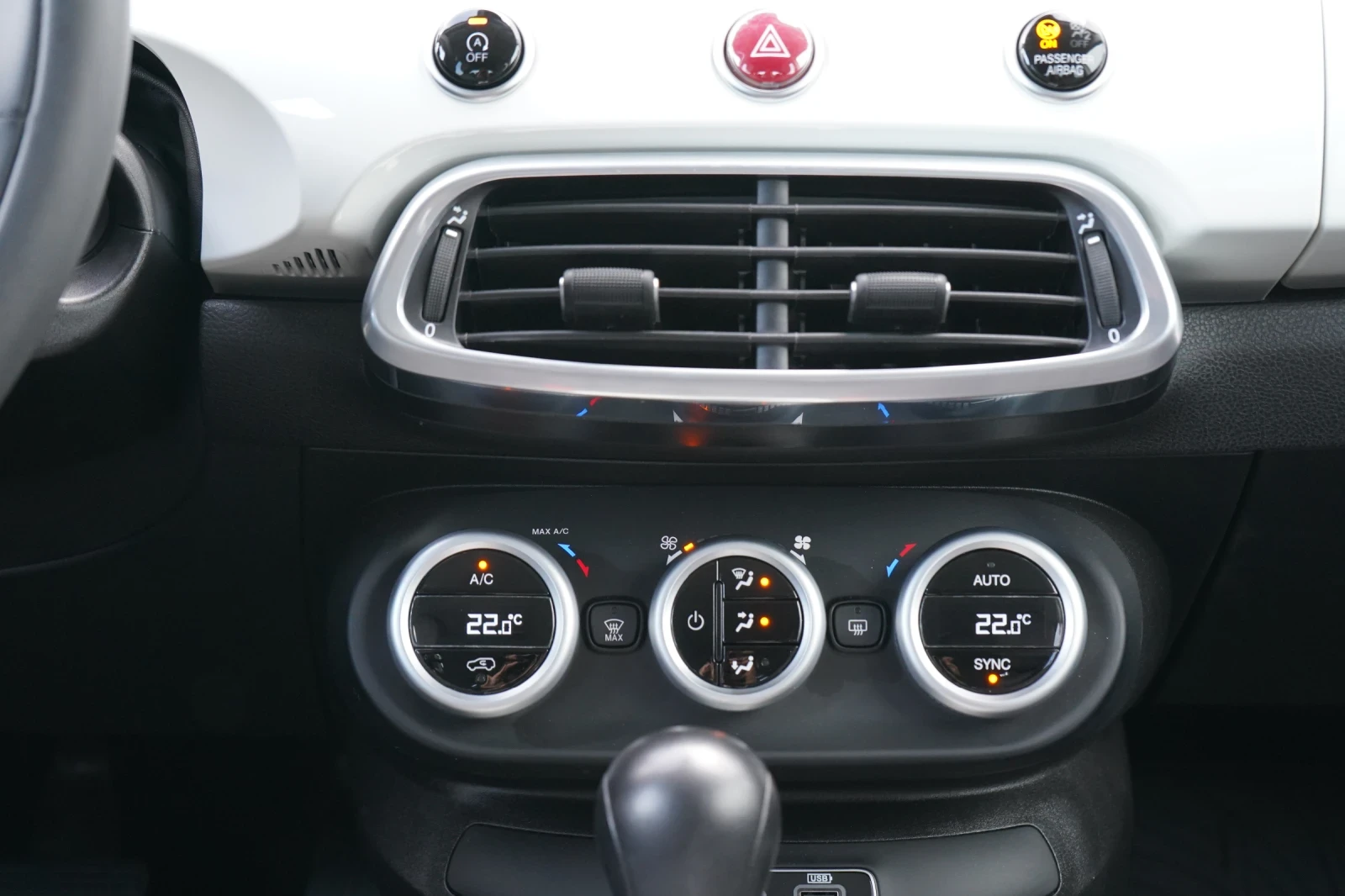Fiat 500X 1.4T* KEYLESS* CAMERA* CARPLAY* DISTRONIC* OБСЛУЖЕ, снимка 14 - Автомобили и джипове - 56281184