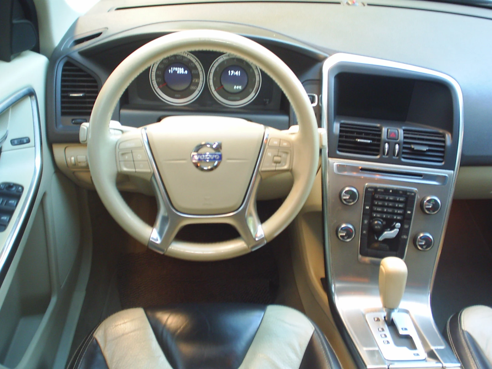 Volvo XC60 3.2i 238k.c. AWD, снимка 9 - Автомобили и джипове - 56363517