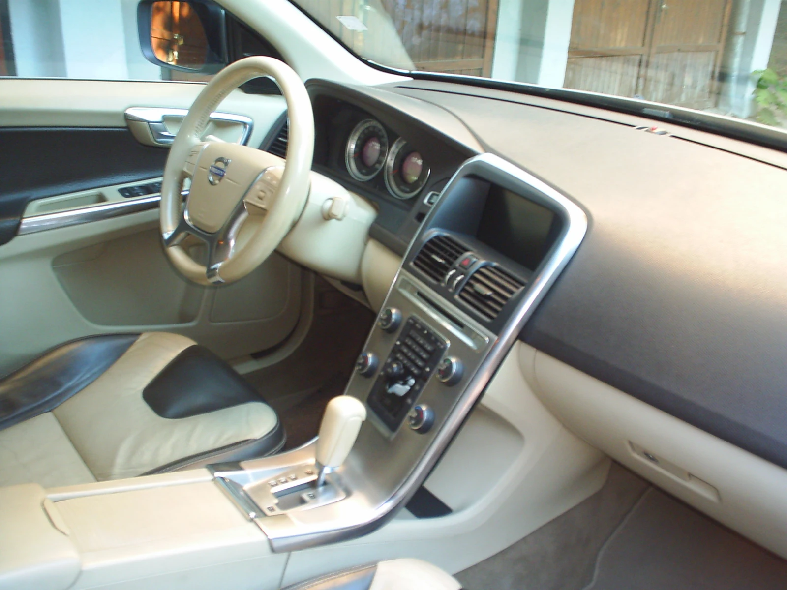 Volvo XC60 3.2i 238k.c. AWD, снимка 11 - Автомобили и джипове - 56363517