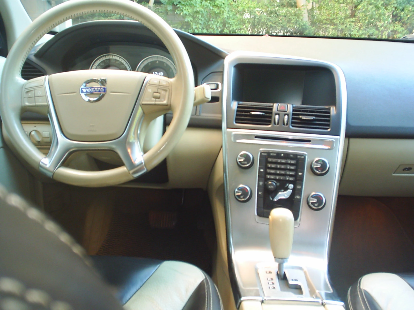 Volvo XC60 3.2i 238k.c. AWD, снимка 14 - Автомобили и джипове - 56363517