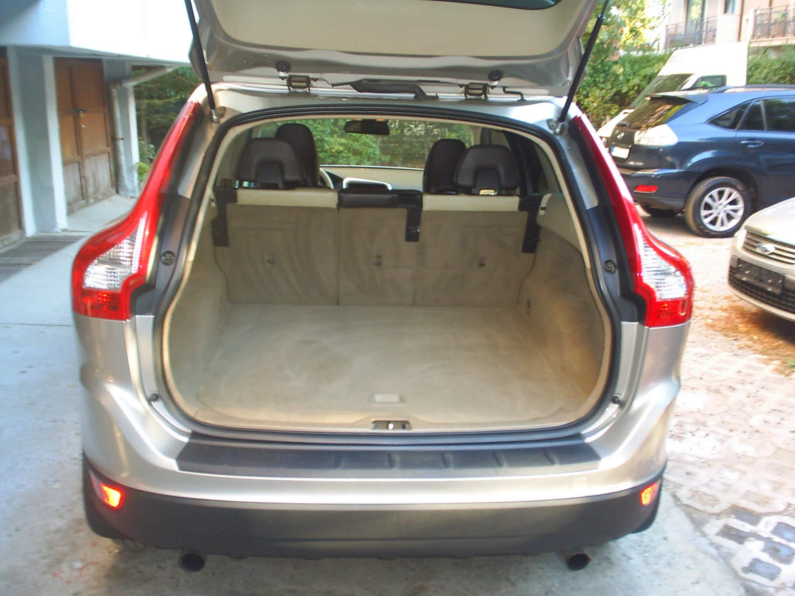 Volvo XC60 3.2i 238k.c. AWD, снимка 13 - Автомобили и джипове - 56363517