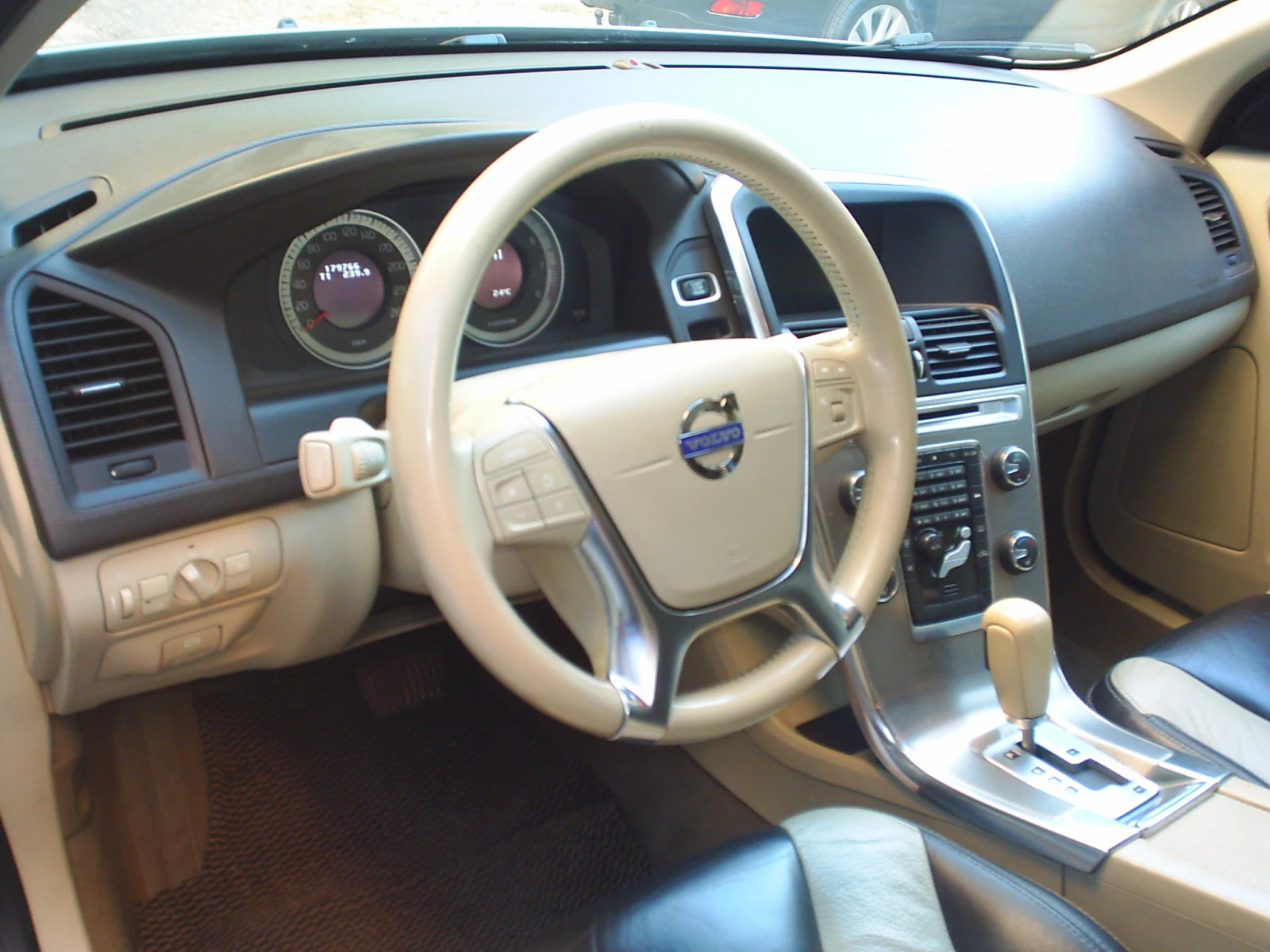 Volvo XC60 3.2i 238k.c. AWD, снимка 8 - Автомобили и джипове - 56363517