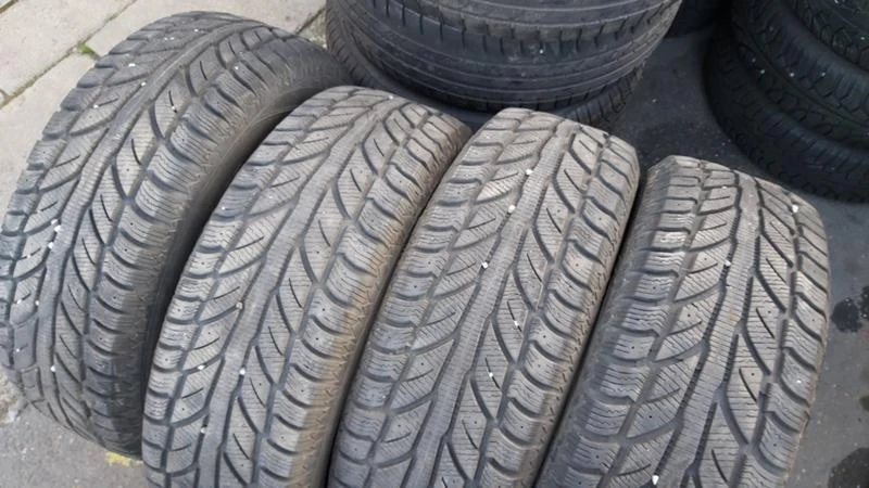 Гуми Зимни 215/70R16, снимка 1 - Гуми и джанти - 27401281