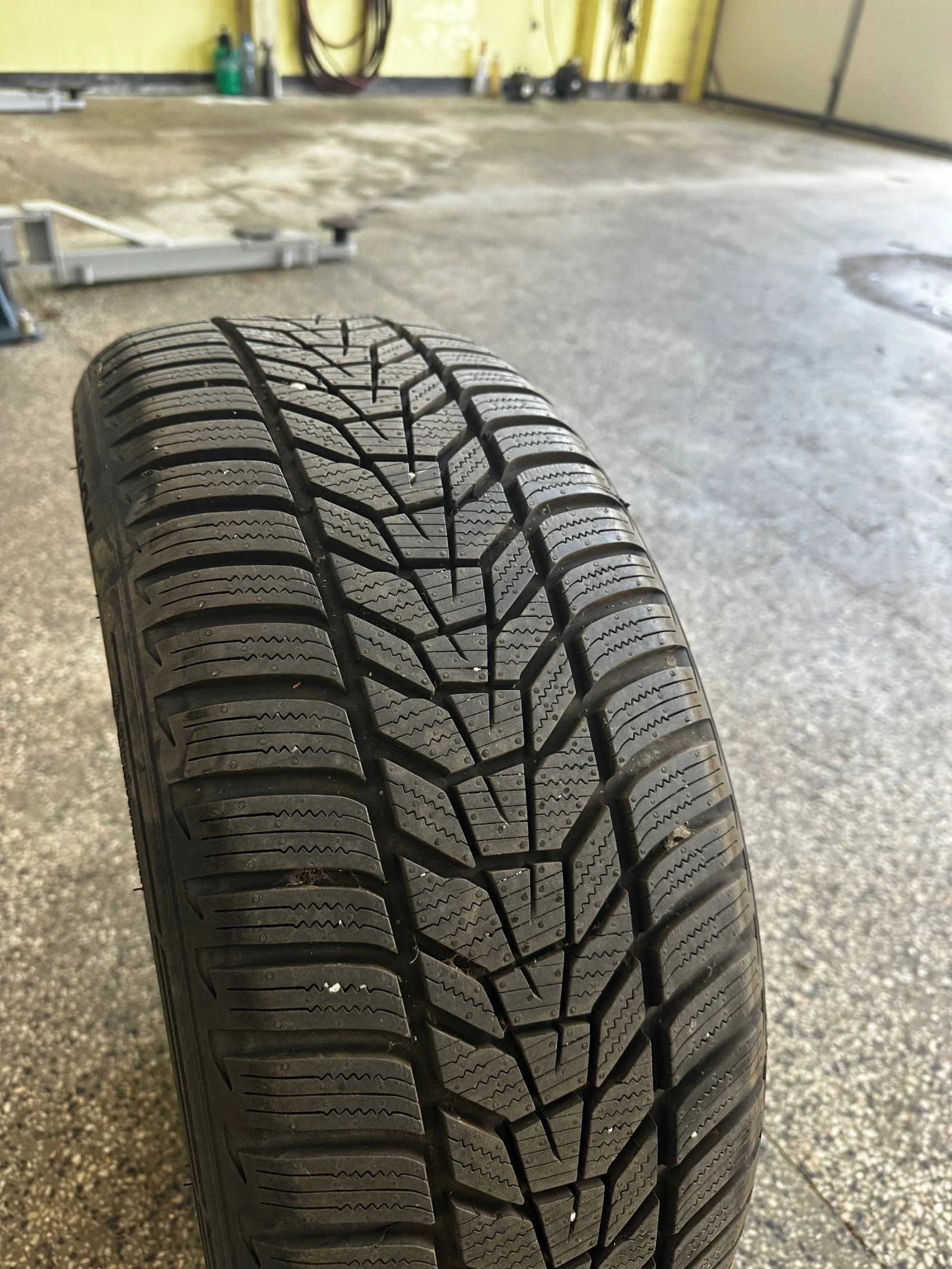 Гуми Зимни 215/50R18