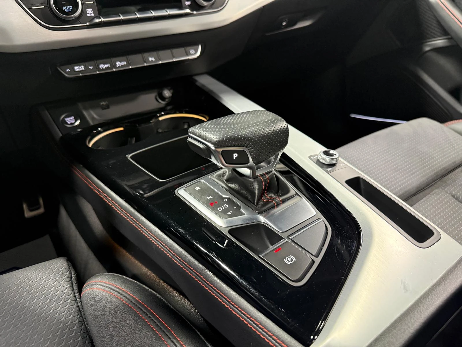 Audi A4 Technik/B&O/S-Line Pckg/CarPlay/ПАНОРАМА/360CAM, снимка 16 - Автомобили и джипове - 55200834
