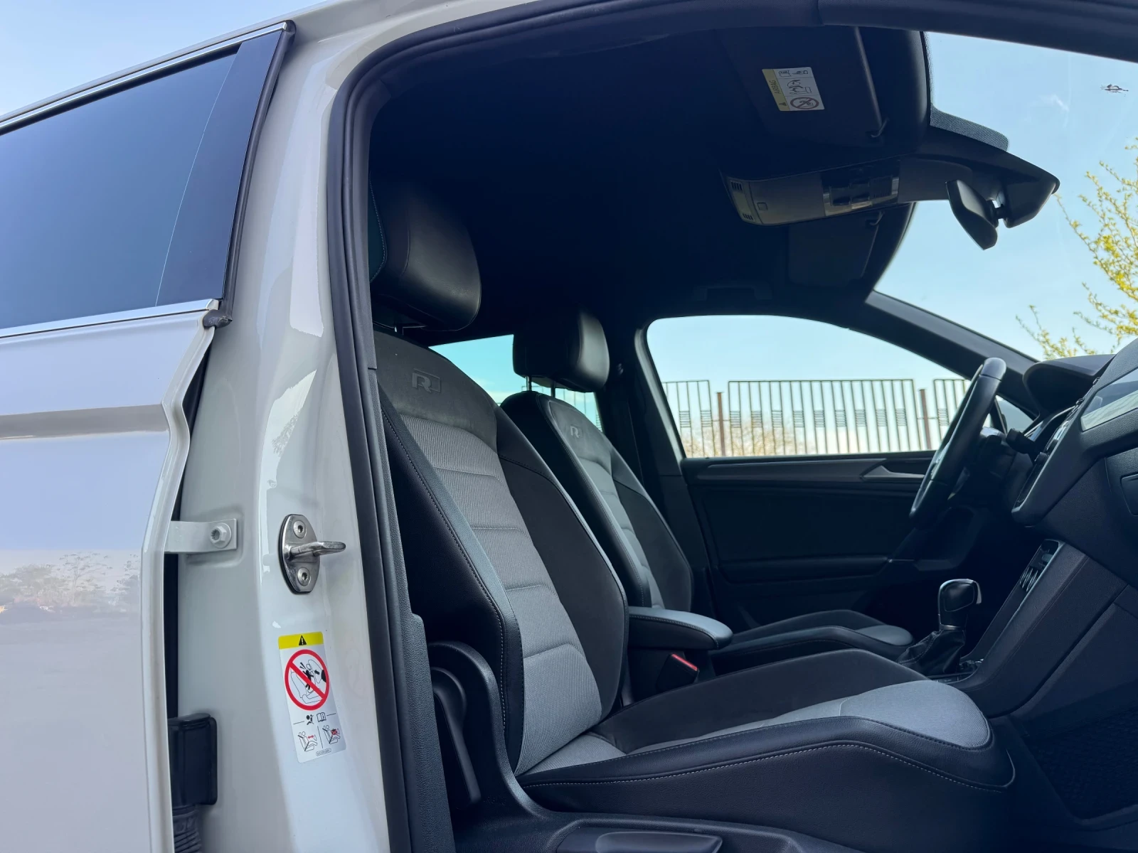 VW Tiguan 2.0TDI 4Motion Rline VIRTUAL ALL ASSISTS , снимка 10 - Автомобили и джипове - 54361375