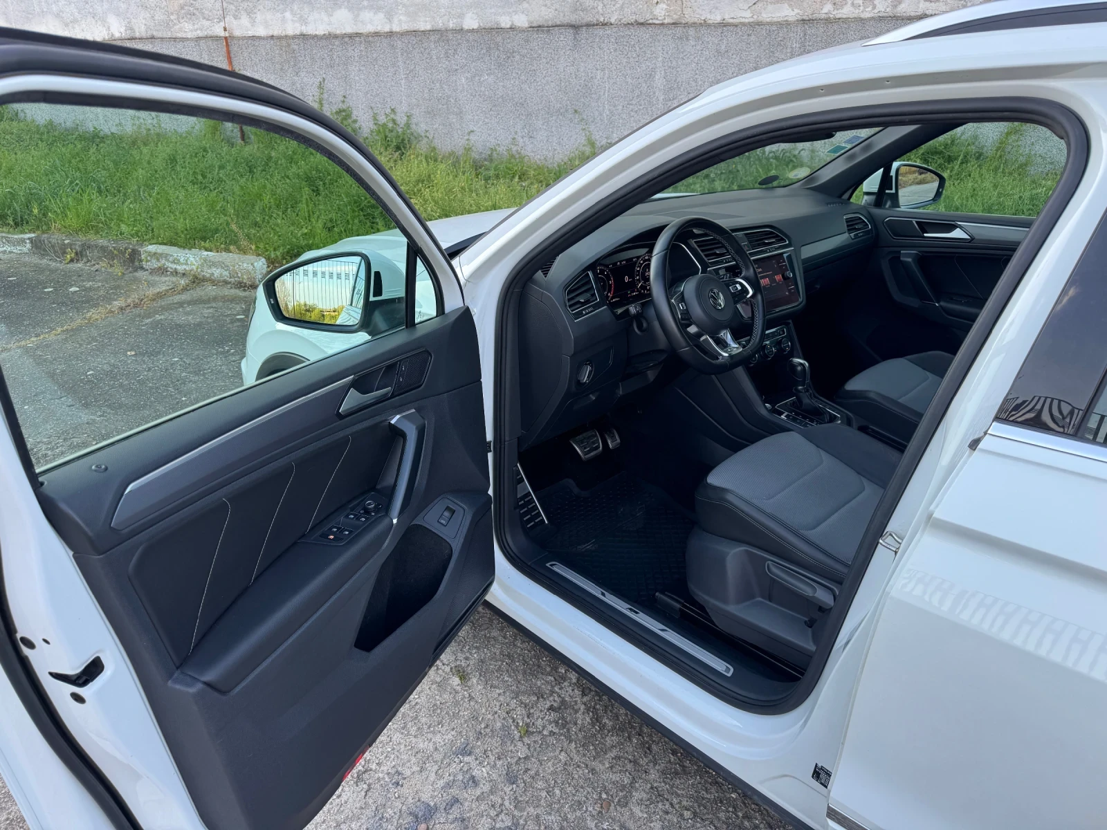 VW Tiguan 2.0TDI 4Motion Rline VIRTUAL ALL ASSISTS , снимка 5 - Автомобили и джипове - 54361375