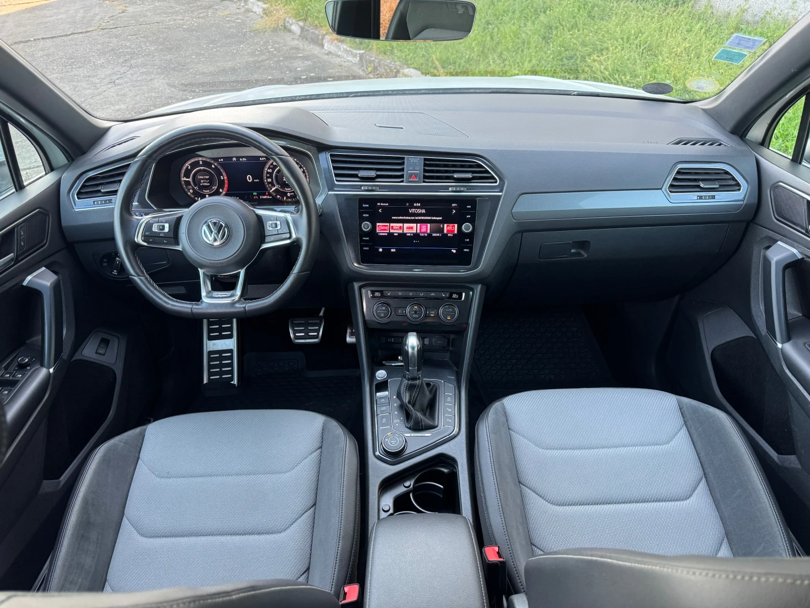 VW Tiguan 2.0TDI 4Motion Rline VIRTUAL ALL ASSISTS , снимка 11 - Автомобили и джипове - 54361375