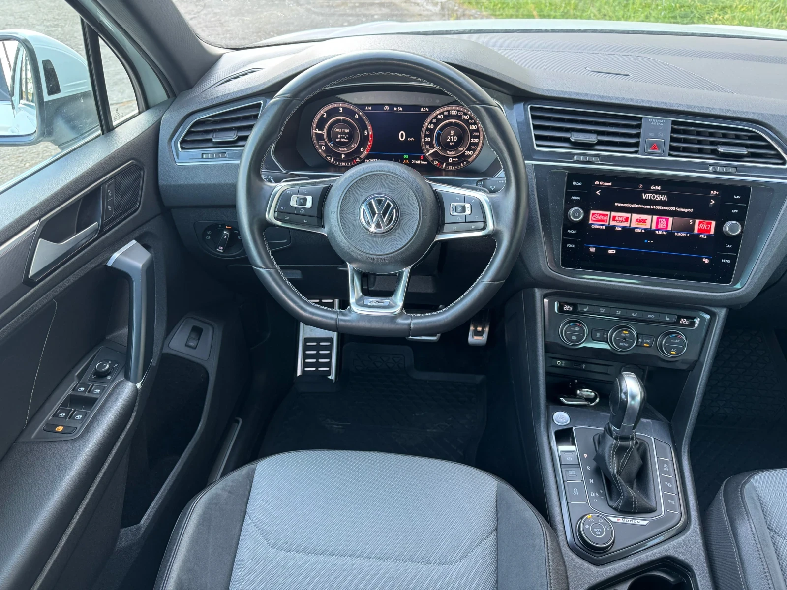 VW Tiguan 2.0TDI 4Motion Rline VIRTUAL ALL ASSISTS , снимка 12 - Автомобили и джипове - 54361375