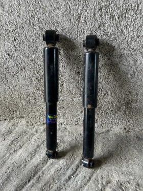 Задни амортисьори и казанче за течност на чистачките, снимка 1