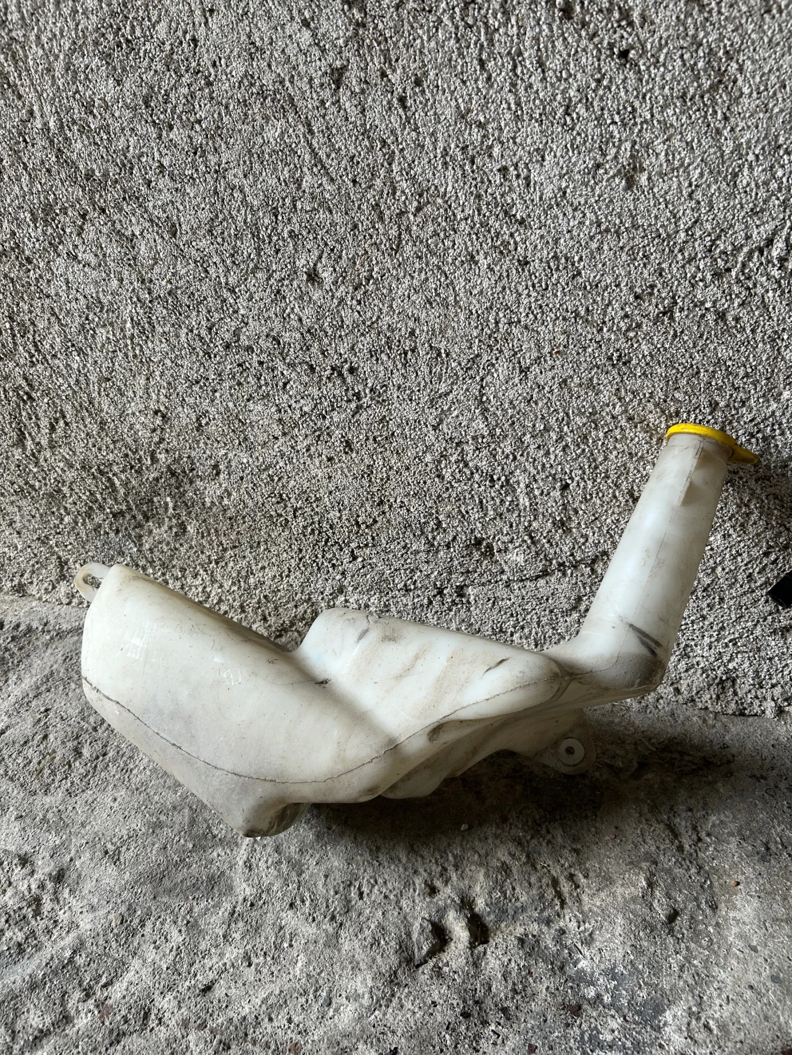 Задни амортисьори и казанче за течност на чистачките, снимка 2 - Части - 53785633